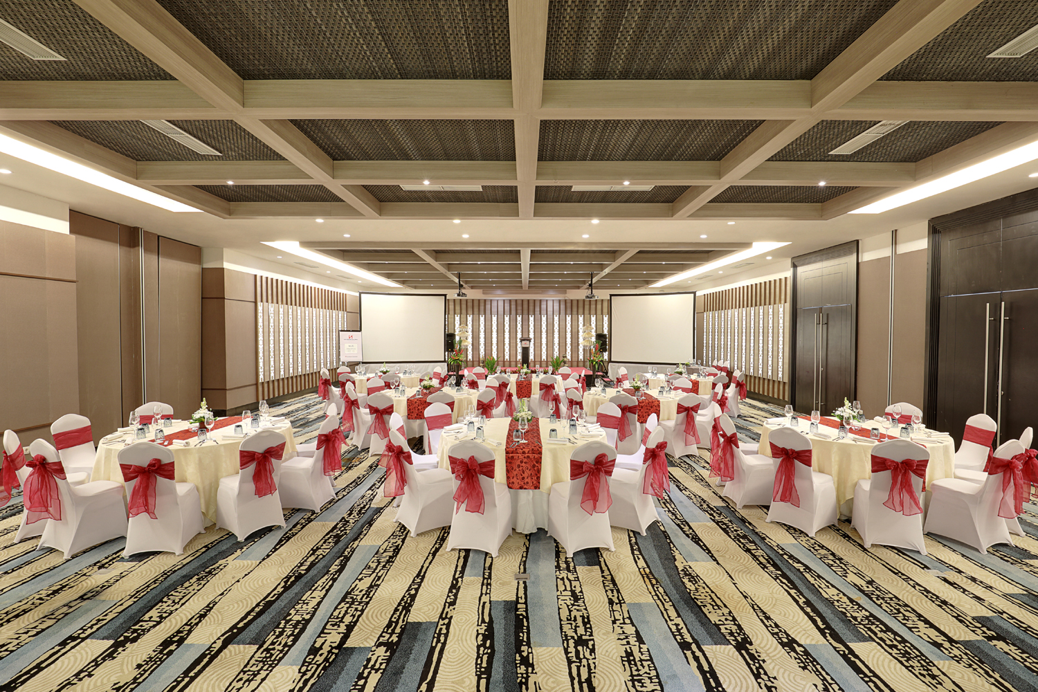 Swiss-Belresort Watu Jimbar - Ballroom Round Table